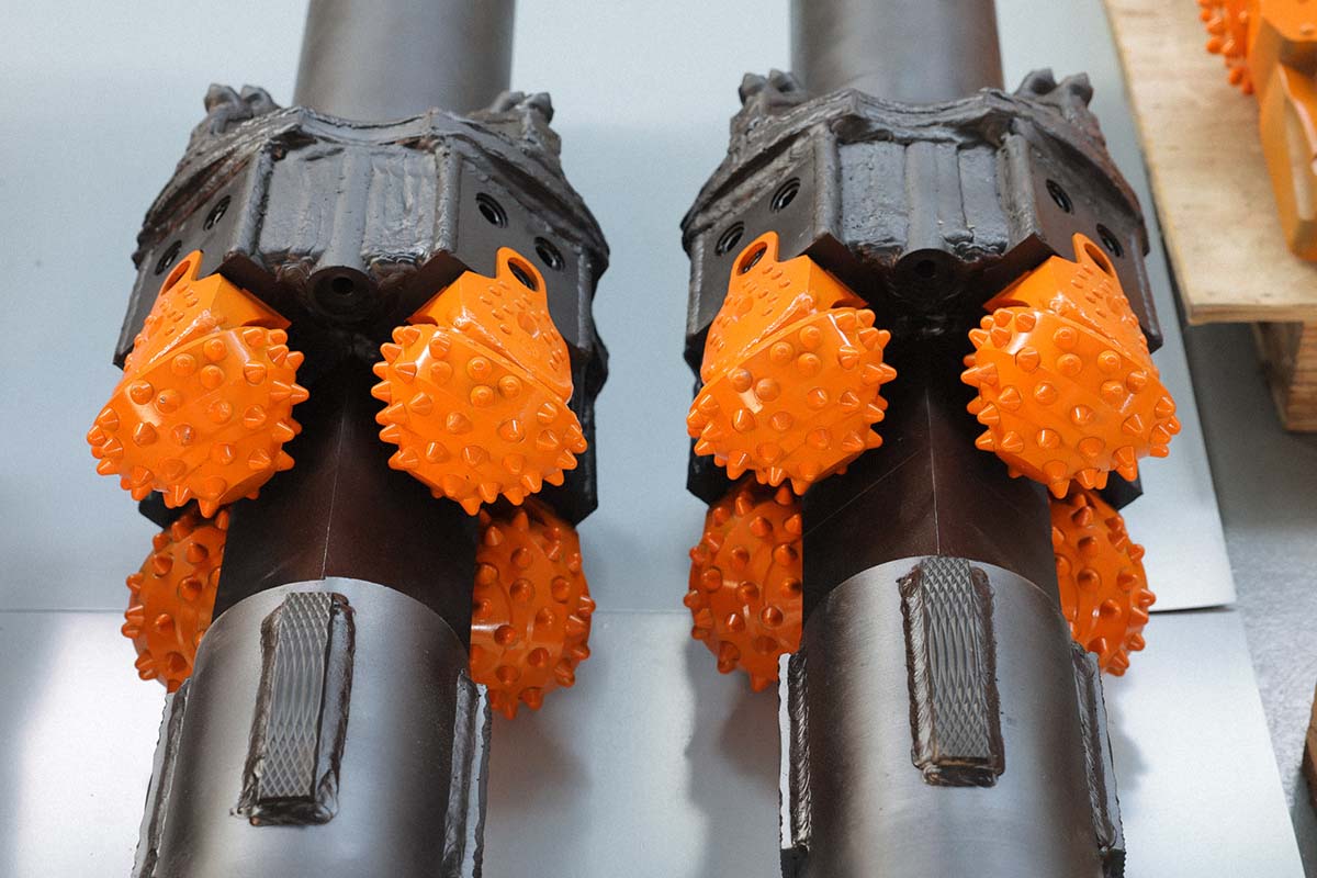 Industrial hole opener for horizontal drilling and borehole expansion